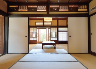 Features of Japanese homes and wooden furniture